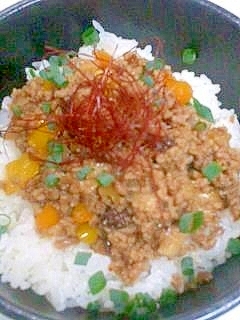 しいたけとパプリカのひき肉丼