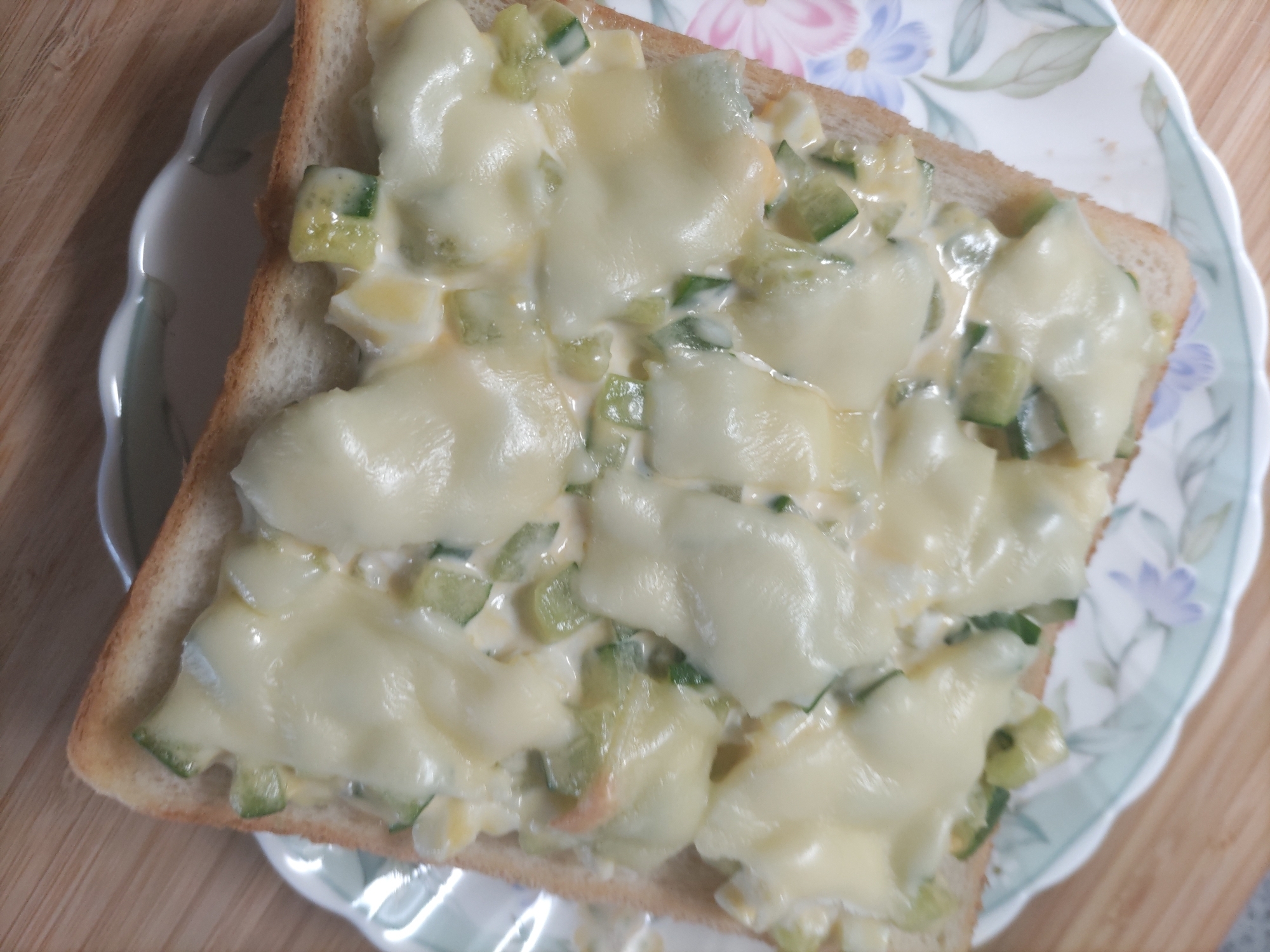 胡瓜とゆで卵とカニカマのマヨ和え乗せチーズトースト