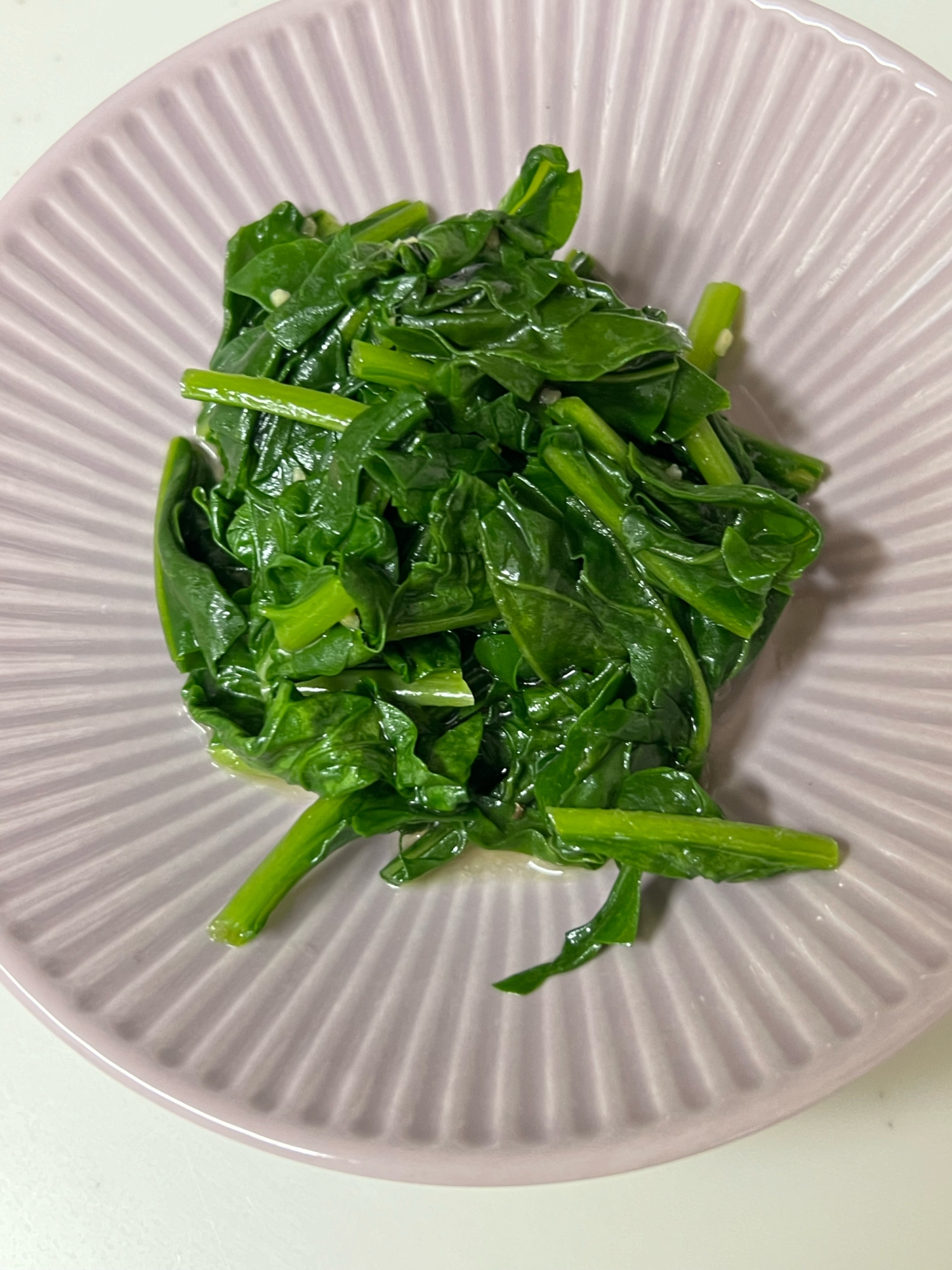 グレーの丸皿に盛り付けたルッコラのおひたし