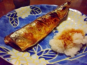 レモン汁で食すサンマの塩焼き