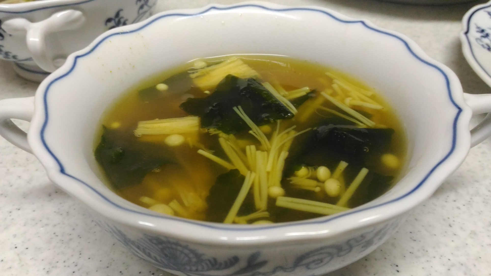 エノキとワカメのカレー風味スープ