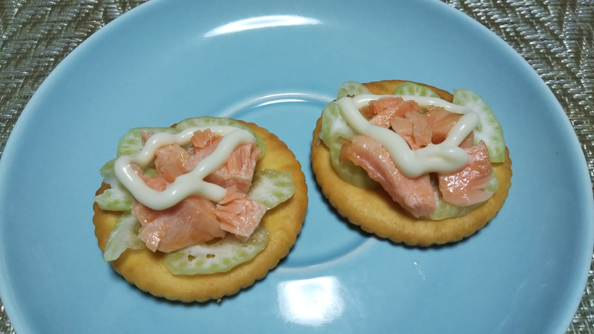 おつまみに♪焼き鮭とセロリのクラッカー☆