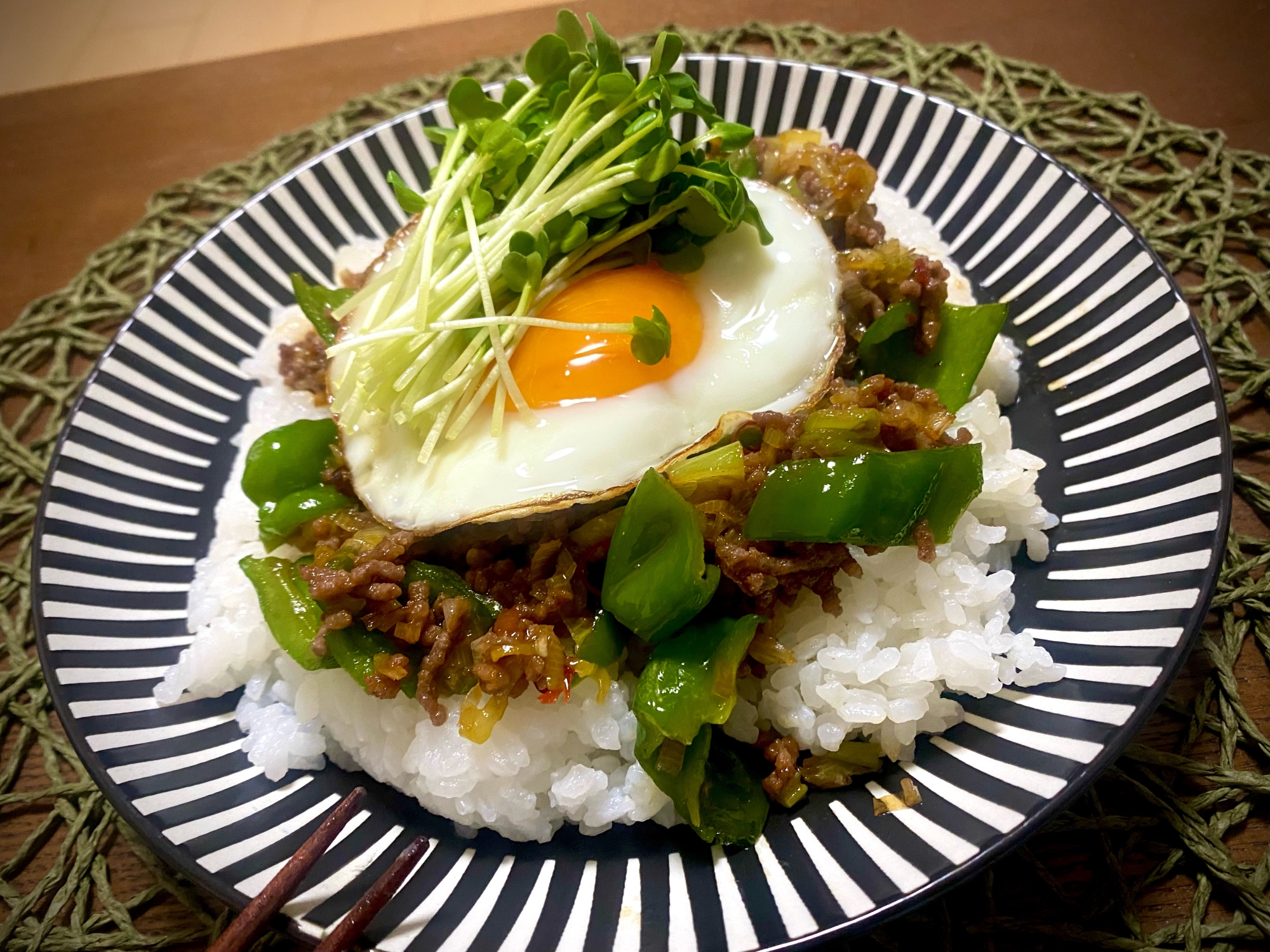 合挽きひき肉とネギとピーマンの旨辛炒め丼♪