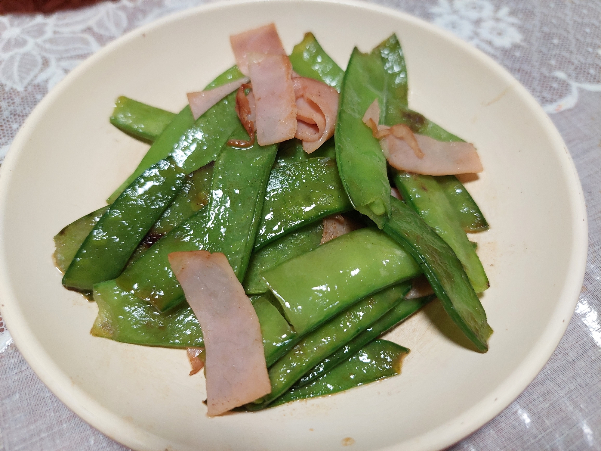 絹さやとハムの塩コショウ炒め