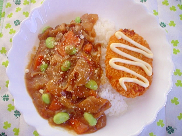 粉チーズかけコクカレー＆コロッケでボリューム満点