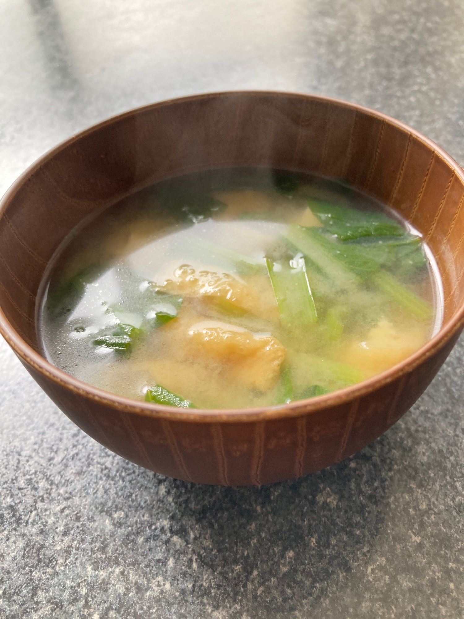 小松菜、豆腐、油揚げの味噌汁