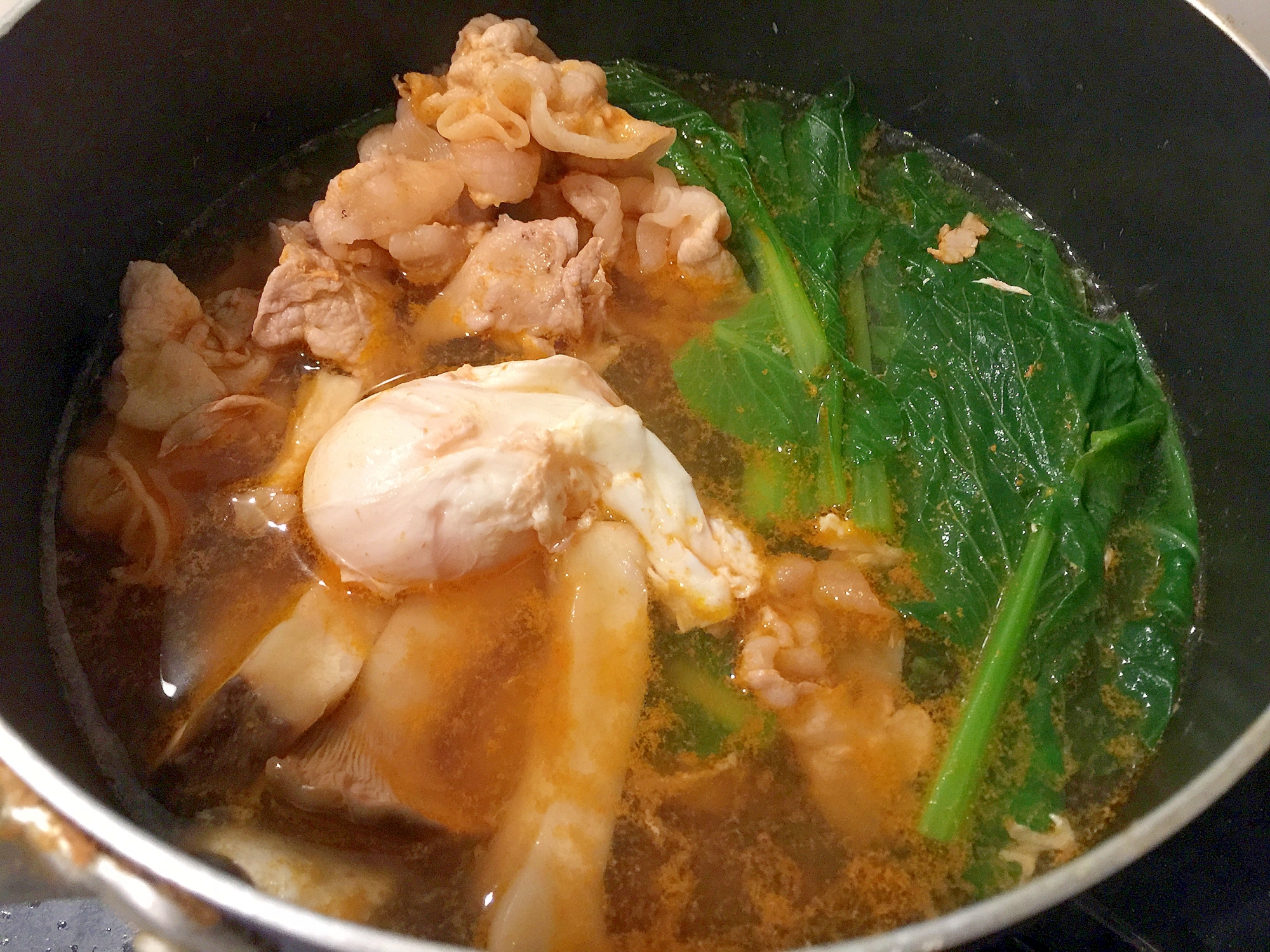 簡単！小松菜、豚肉、えりんぎ、卵のチゲ鍋