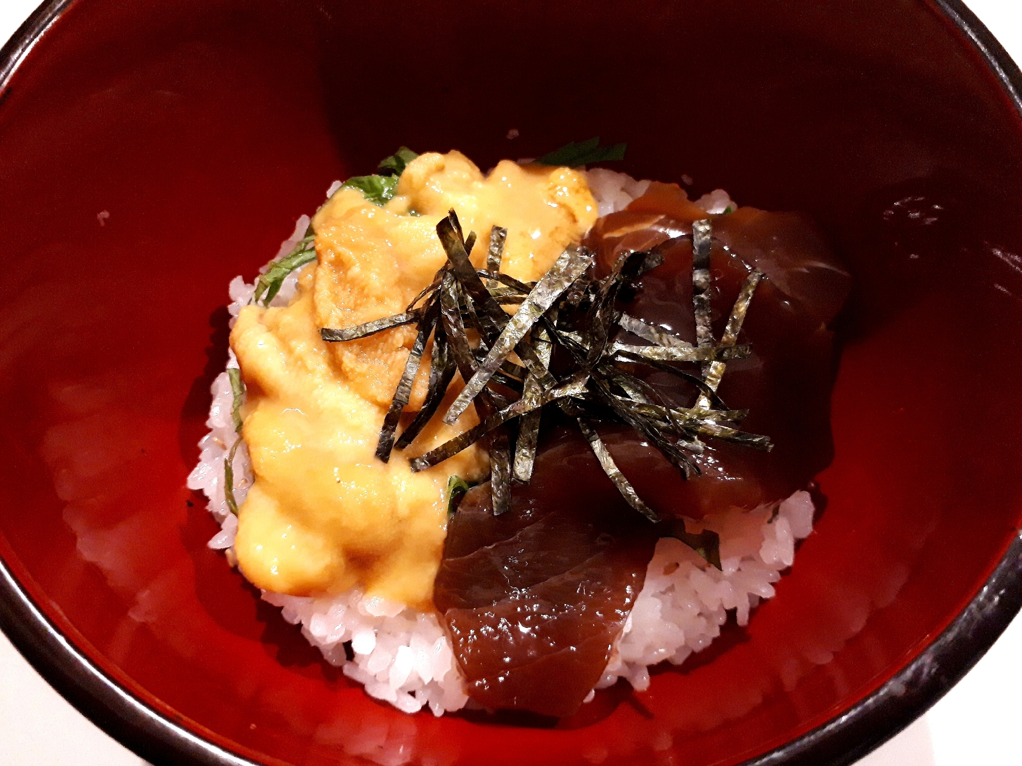 漬マグロとウニのプチ贅沢丼。