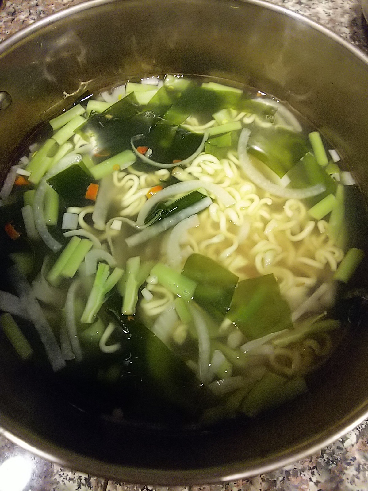 三十雑穀入り！野菜コンソメラーメン