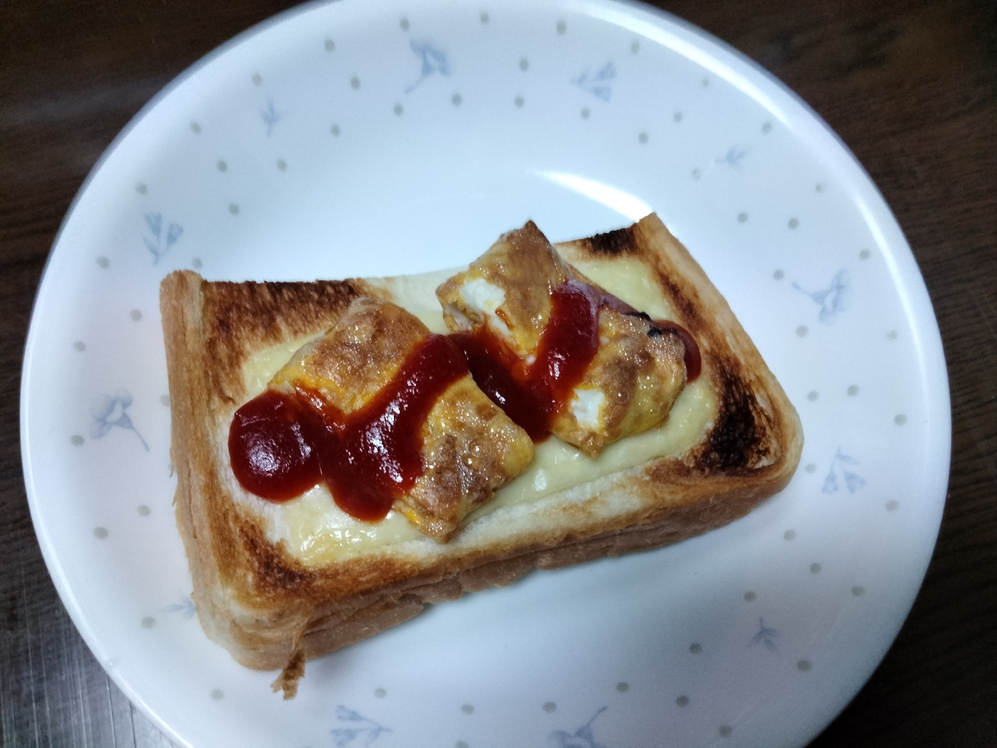 チーズトーストアレンジ 卵焼きのせケチャかけて