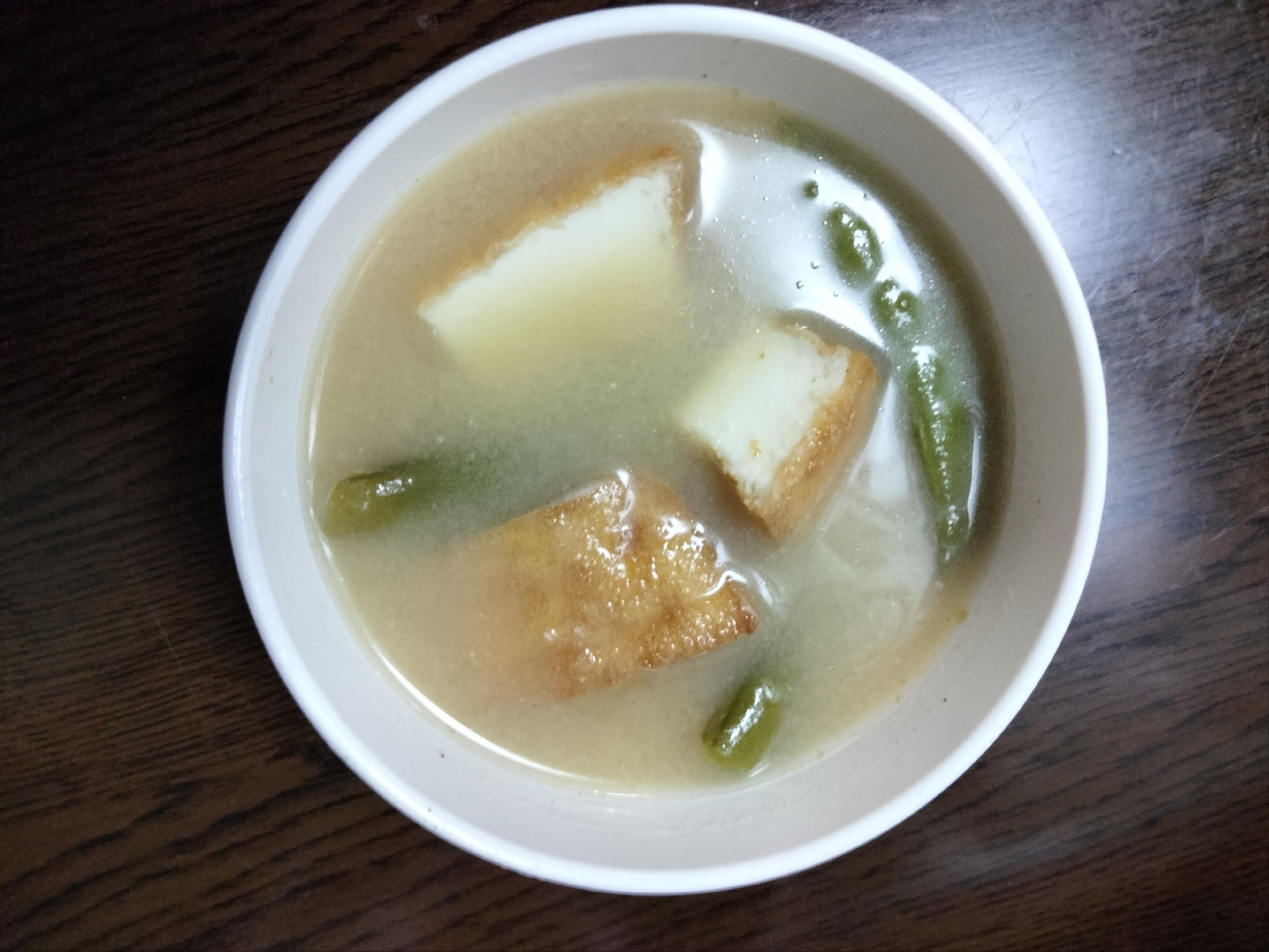 スナップえんどうと厚揚げの味噌汁