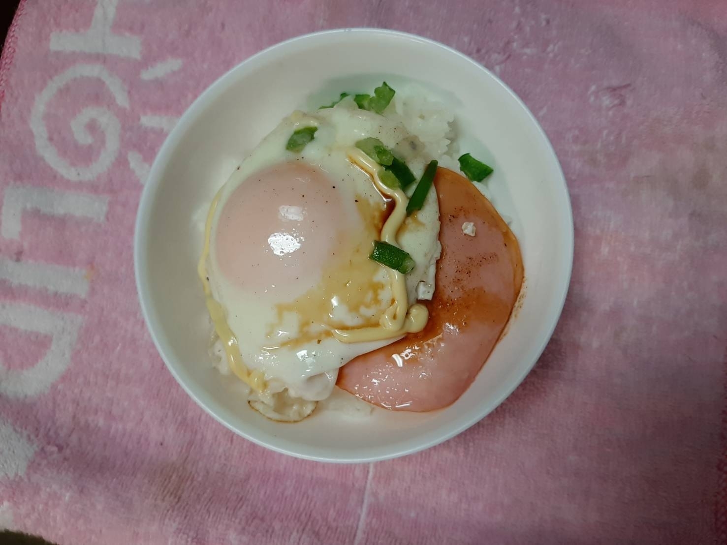 【スパークリングに合う】焼きハムのせた目玉焼き丼