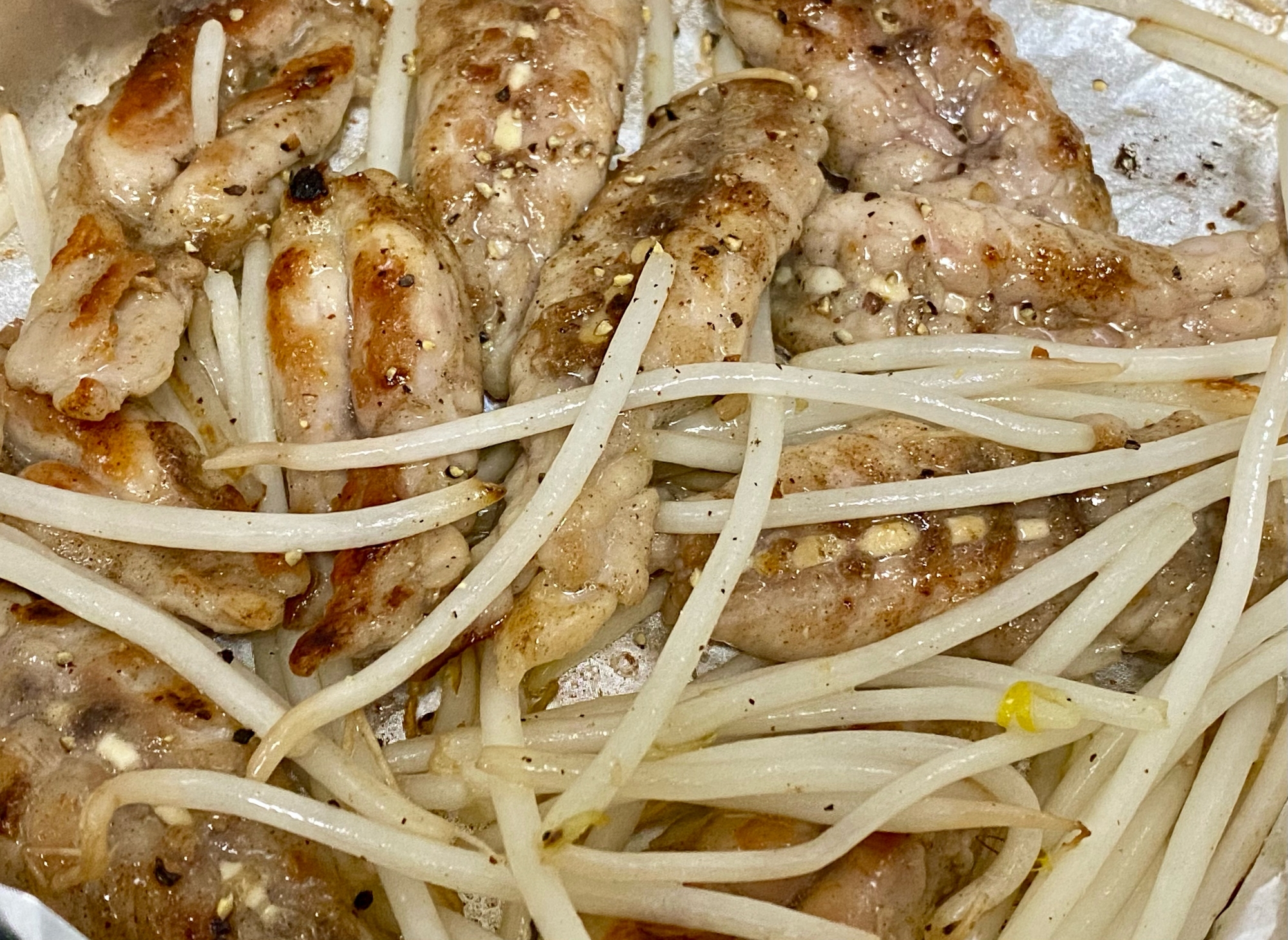 せせりともやしの炒め物