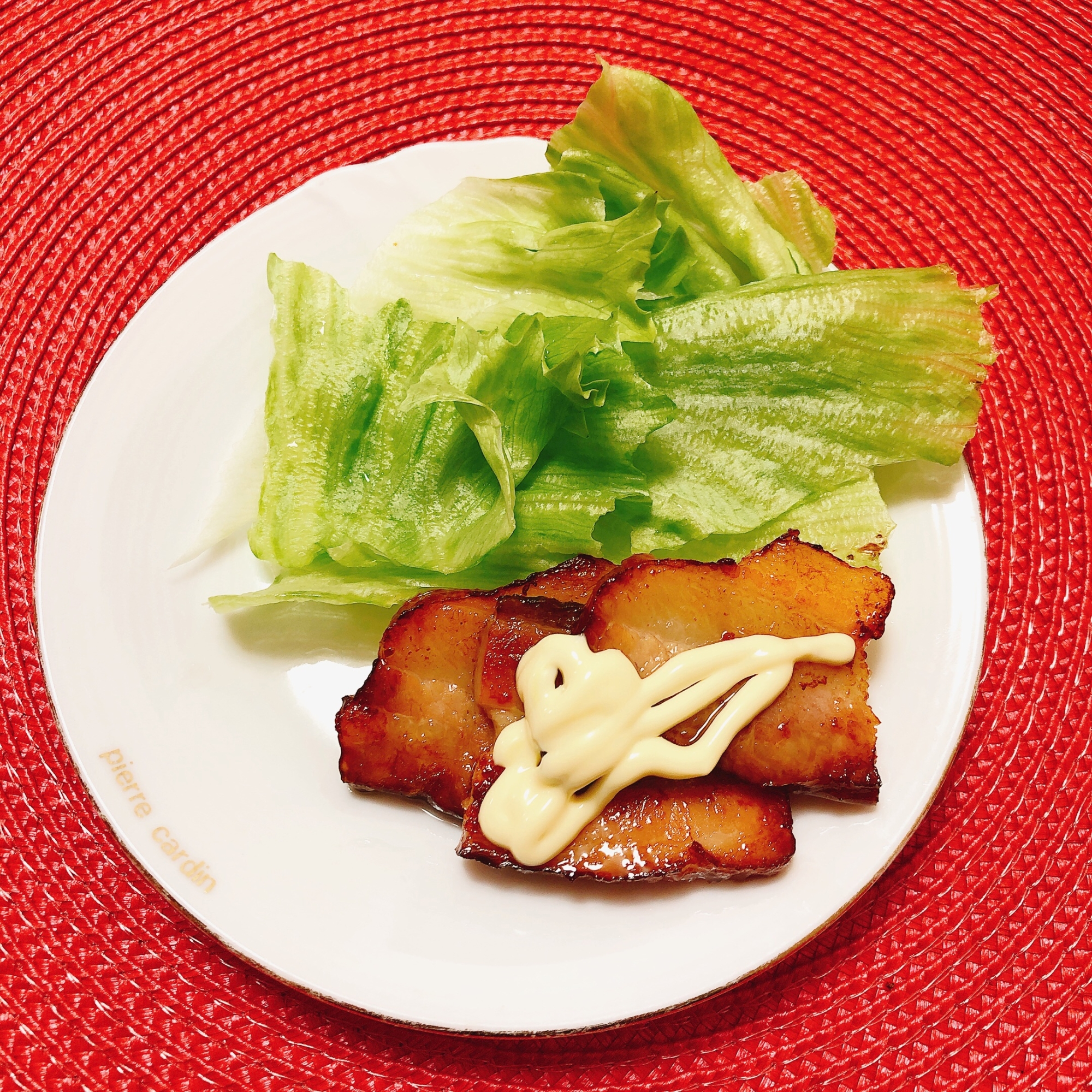 レタスで巻いて食べる焼き豚