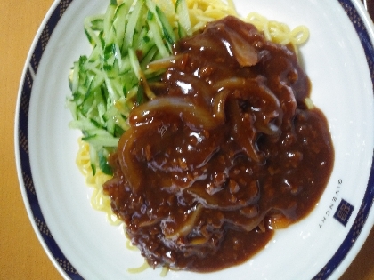 きゅうりとお肉たっぷり、簡単ジャージャー麺。