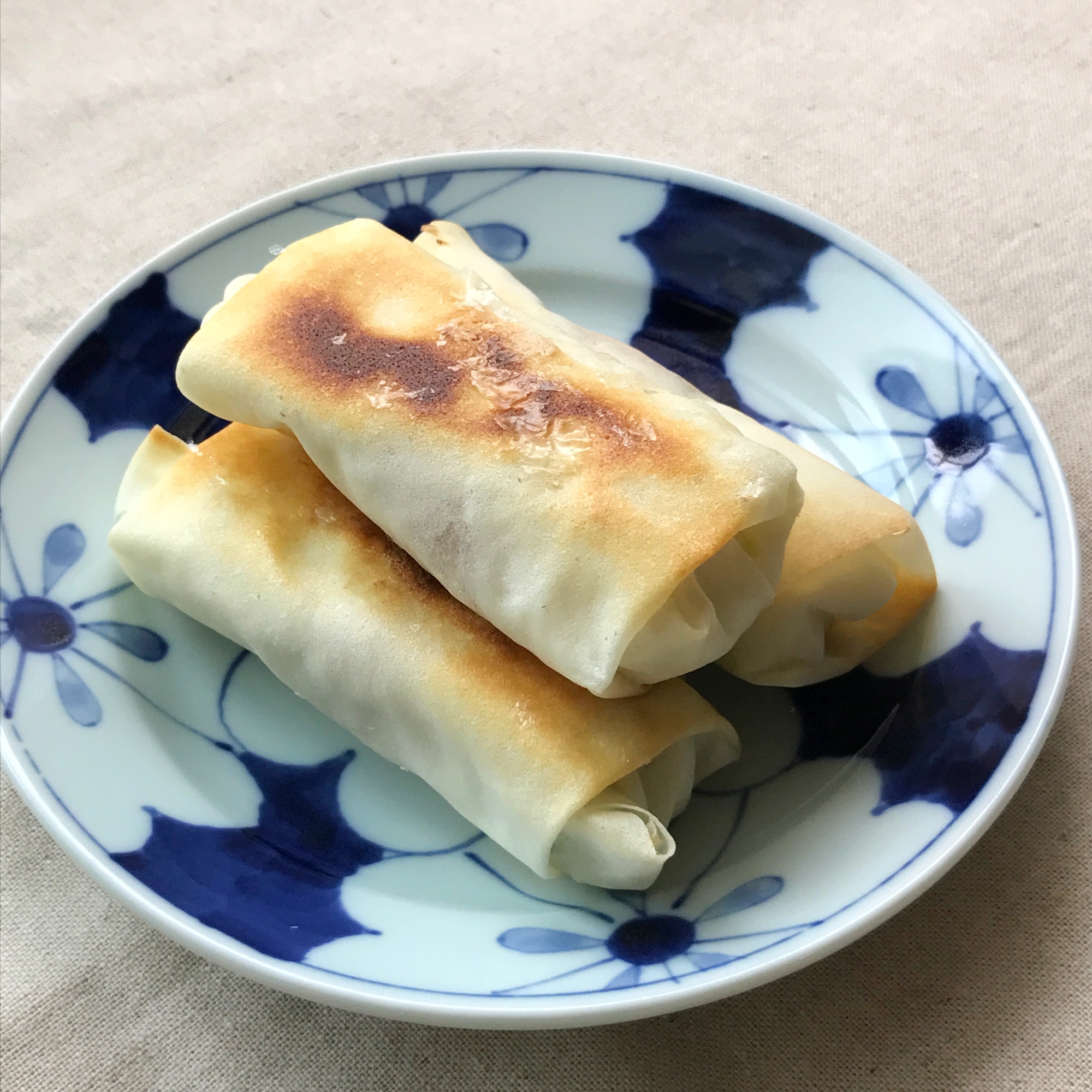 鶏肉とキャベツの焼き春巻き