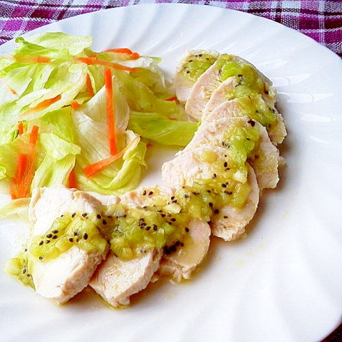 レンジで作る鶏ハムの爽やかキウイソース