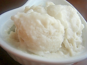 白色の皿に盛られた里芋アイス