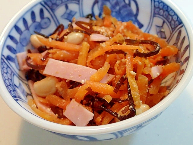 皮付き人参と大豆と昆布とハムの麺つゆ胡麻和え