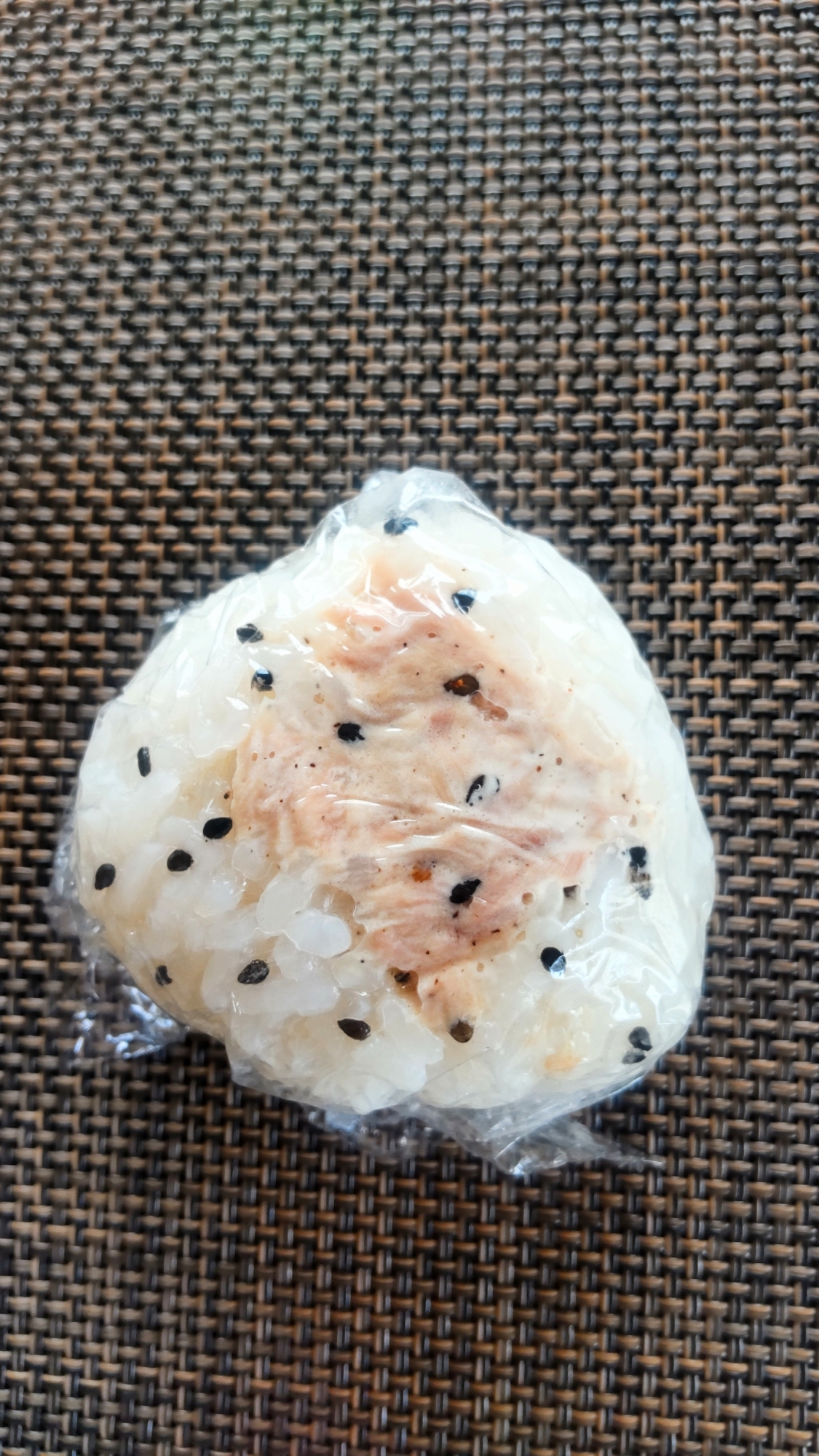 ツナマヨごまおにぎり