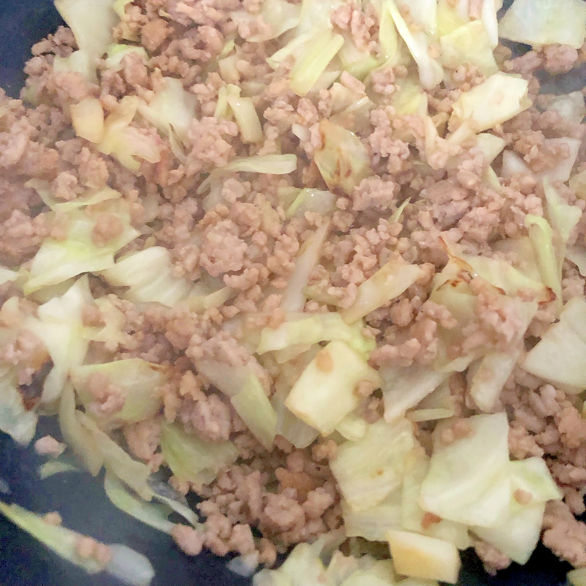 キャベツとひき肉の生姜麺つゆ炒め