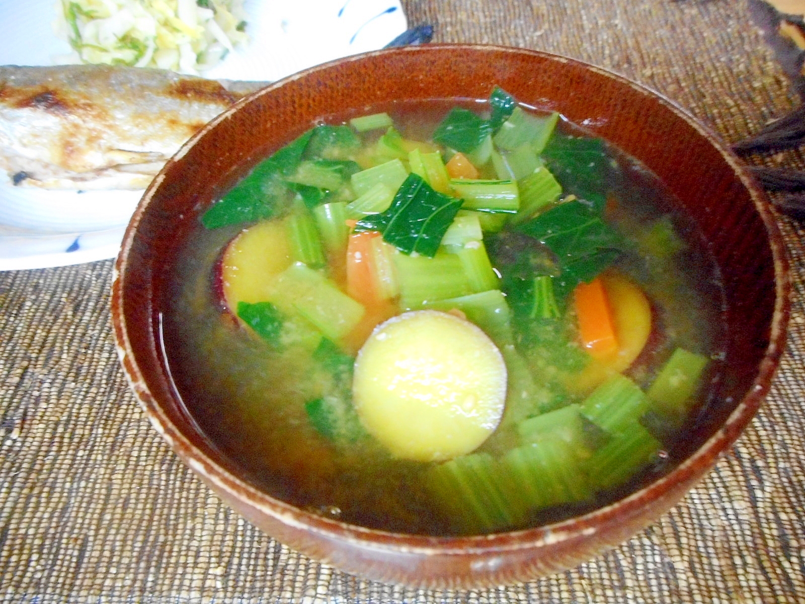 サツマイモ、にんじん、小松菜の味噌汁
