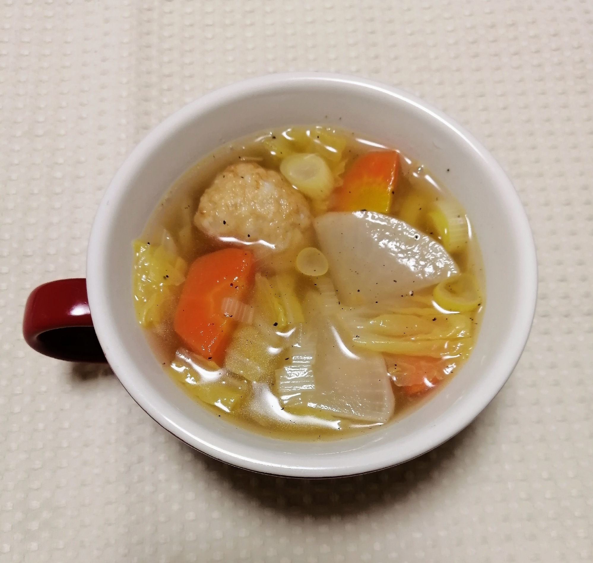 鶏つくねと野菜のコンソメスープ