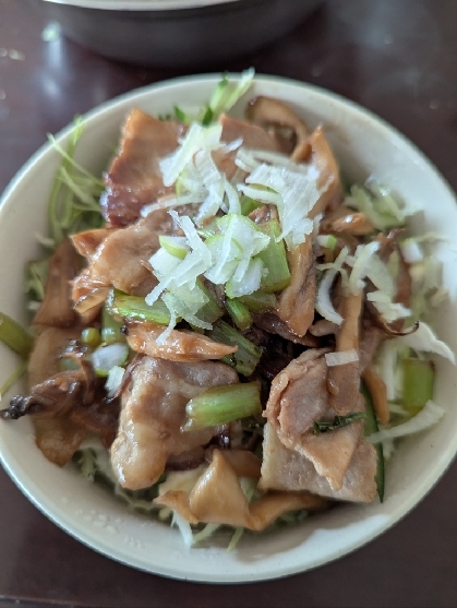オイスターソースのタレが絡む！激ウマ豚バラ丼