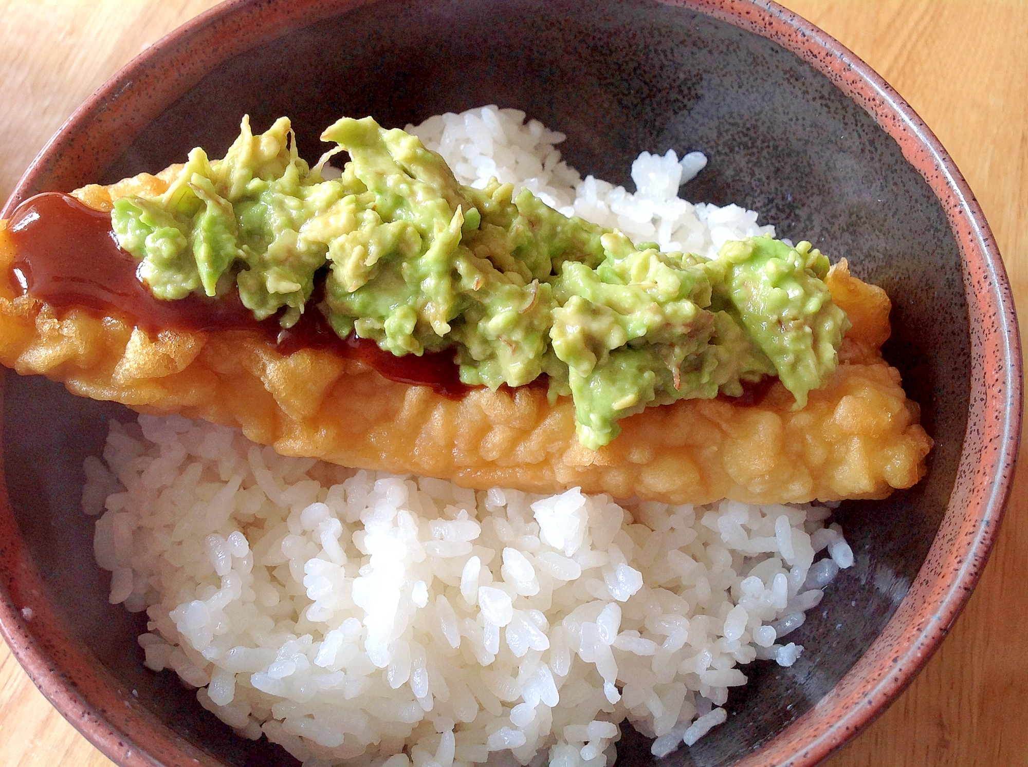 白身魚の天ぷらとアボカドソース丼