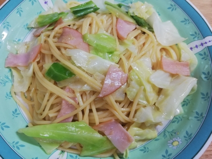 キャベツとハムのにんにくバター醤油パスタ