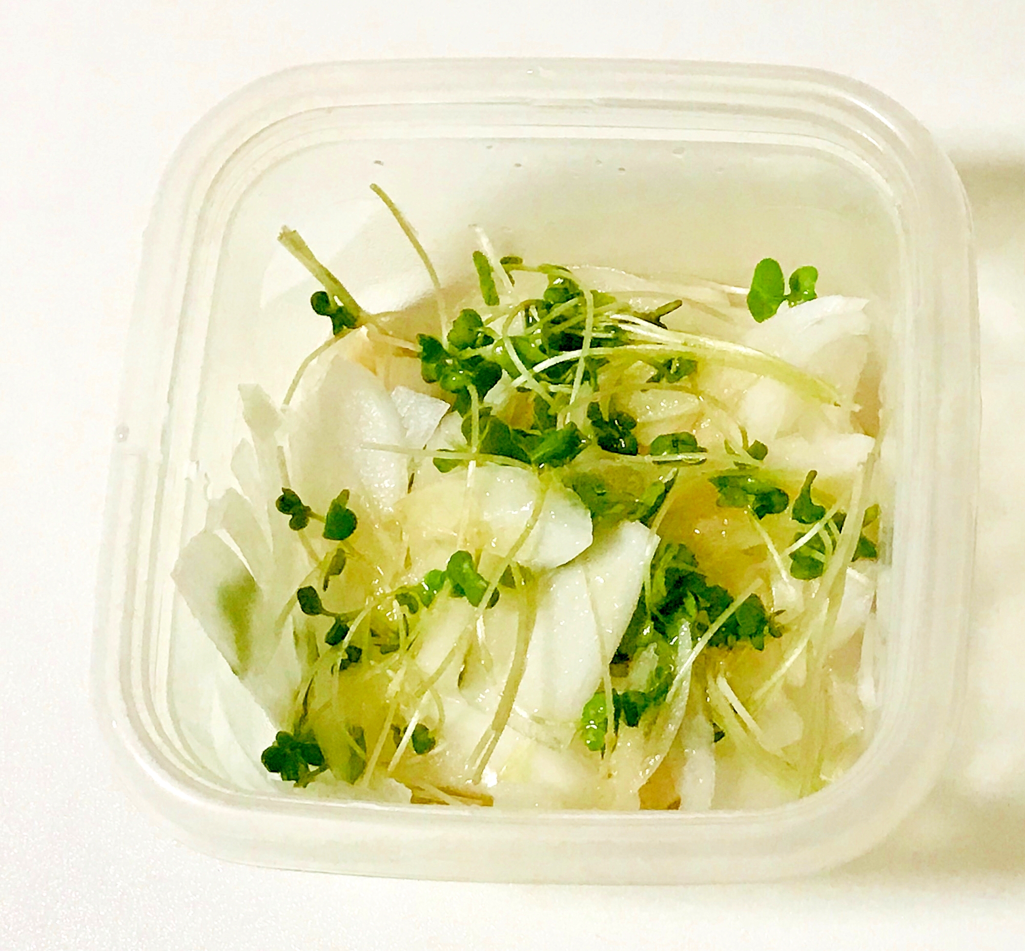 新玉ねぎとスプラウトの簡単サラダ