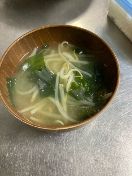 もやしとワカメの味噌汁