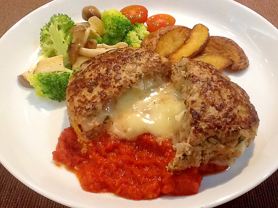 たっぷりチーズインハンバーグ*トマトソース添え