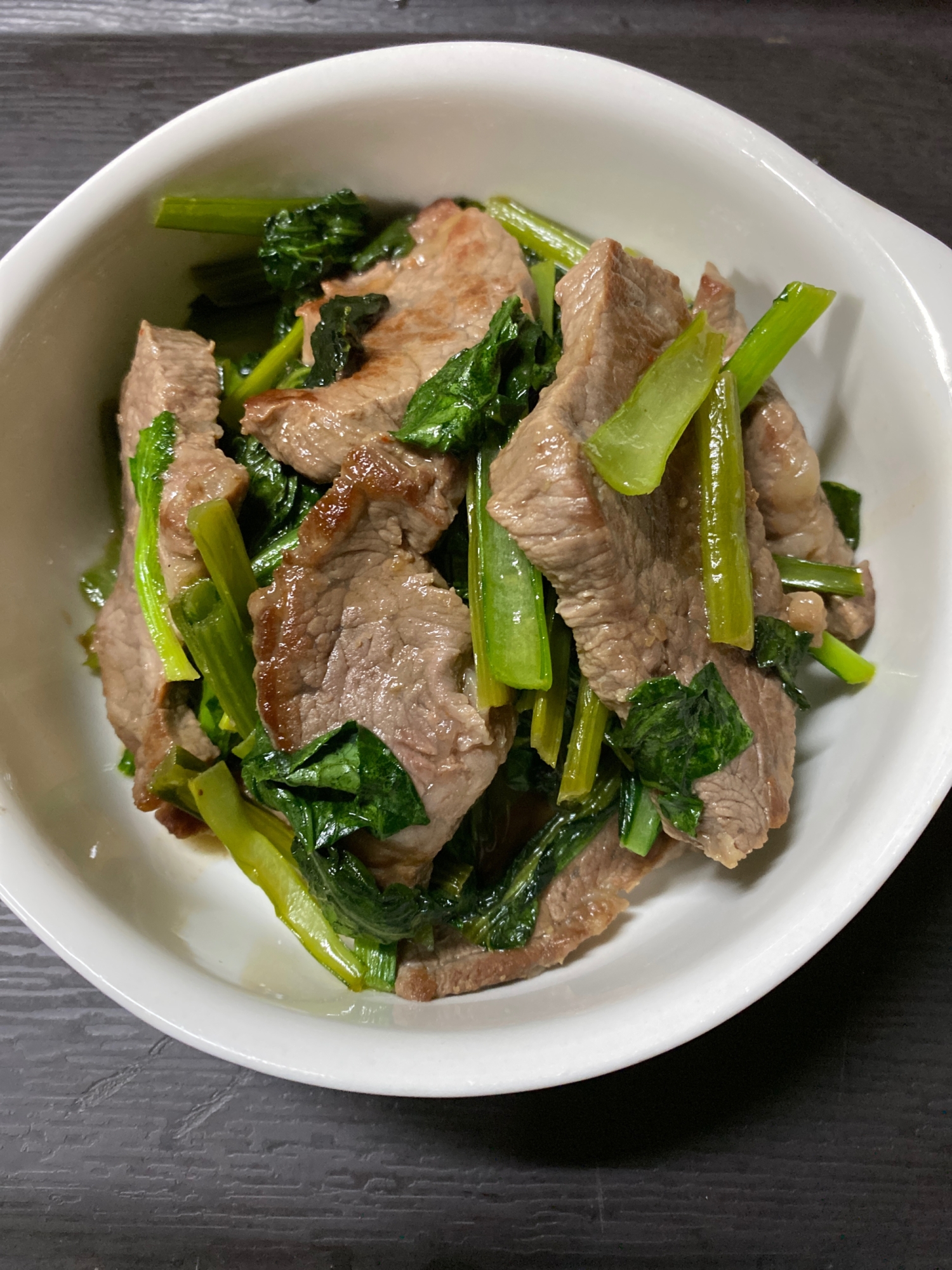 白い器に盛りつけられた牛ヒレ肉と小松菜炒め