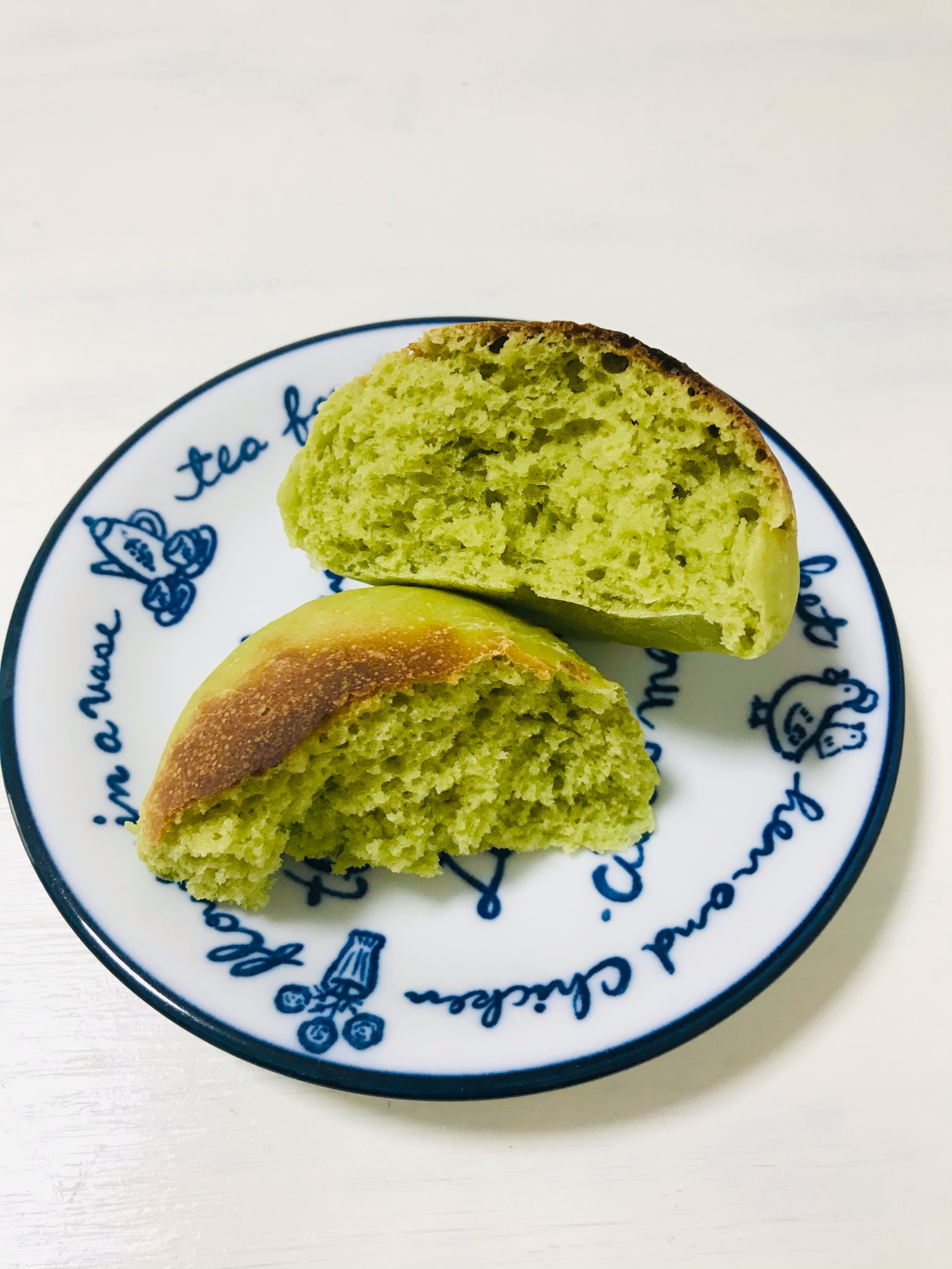 抹茶ラテ風味の丸いパン