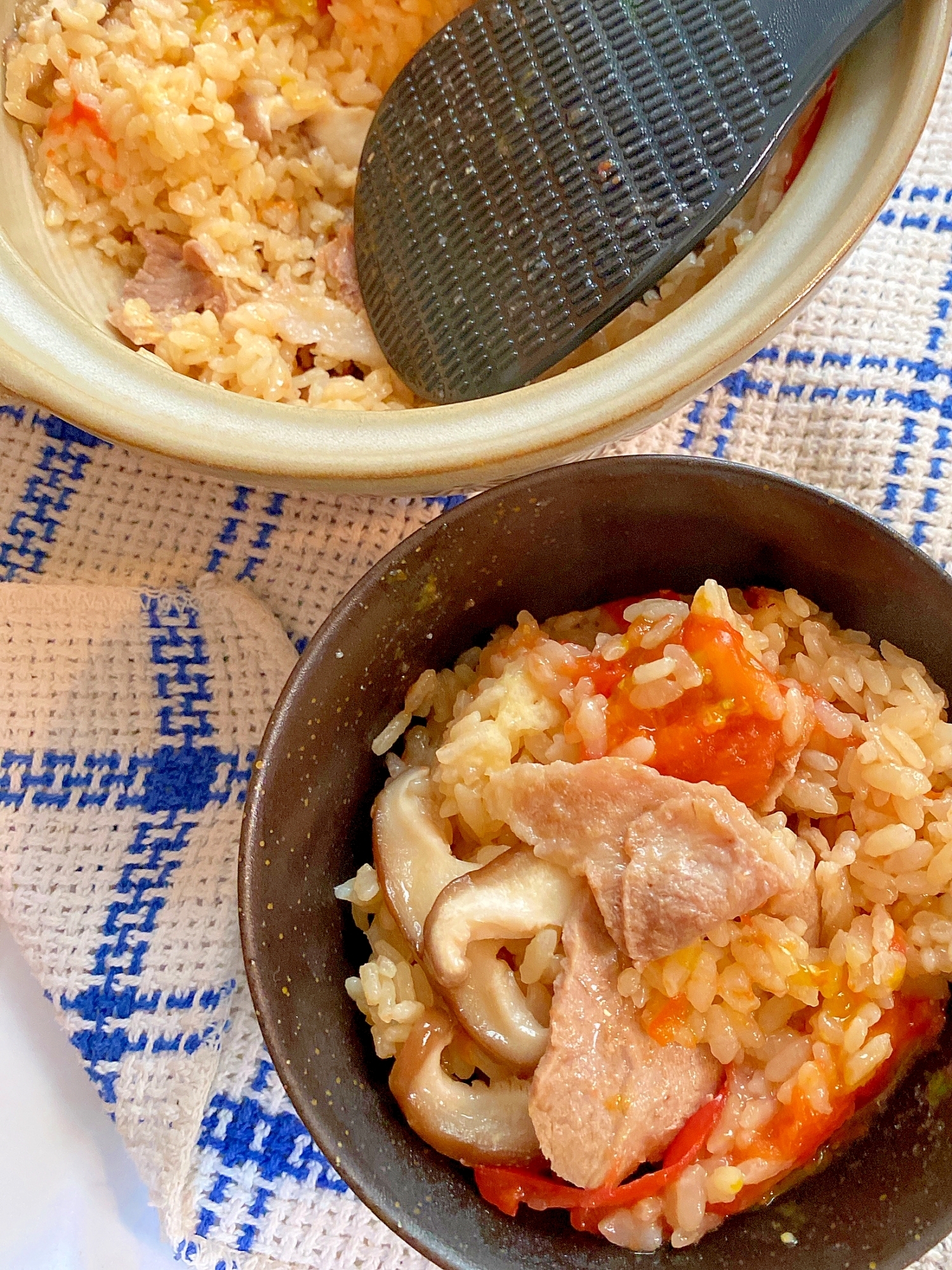 土鍋で一人炊き込み トマトと豚肉ご飯