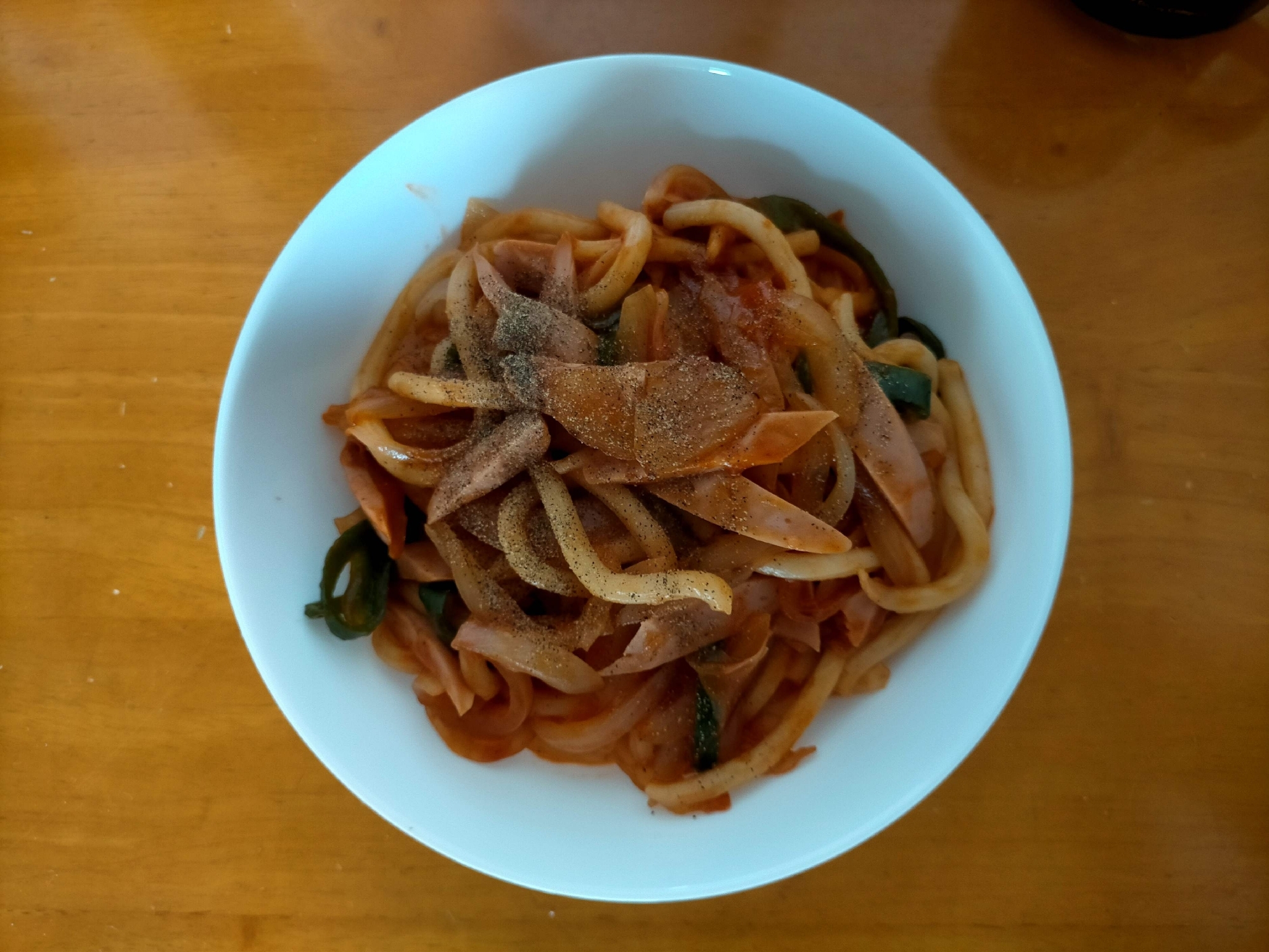 コショウでパンチ！うどんのナポリタン風