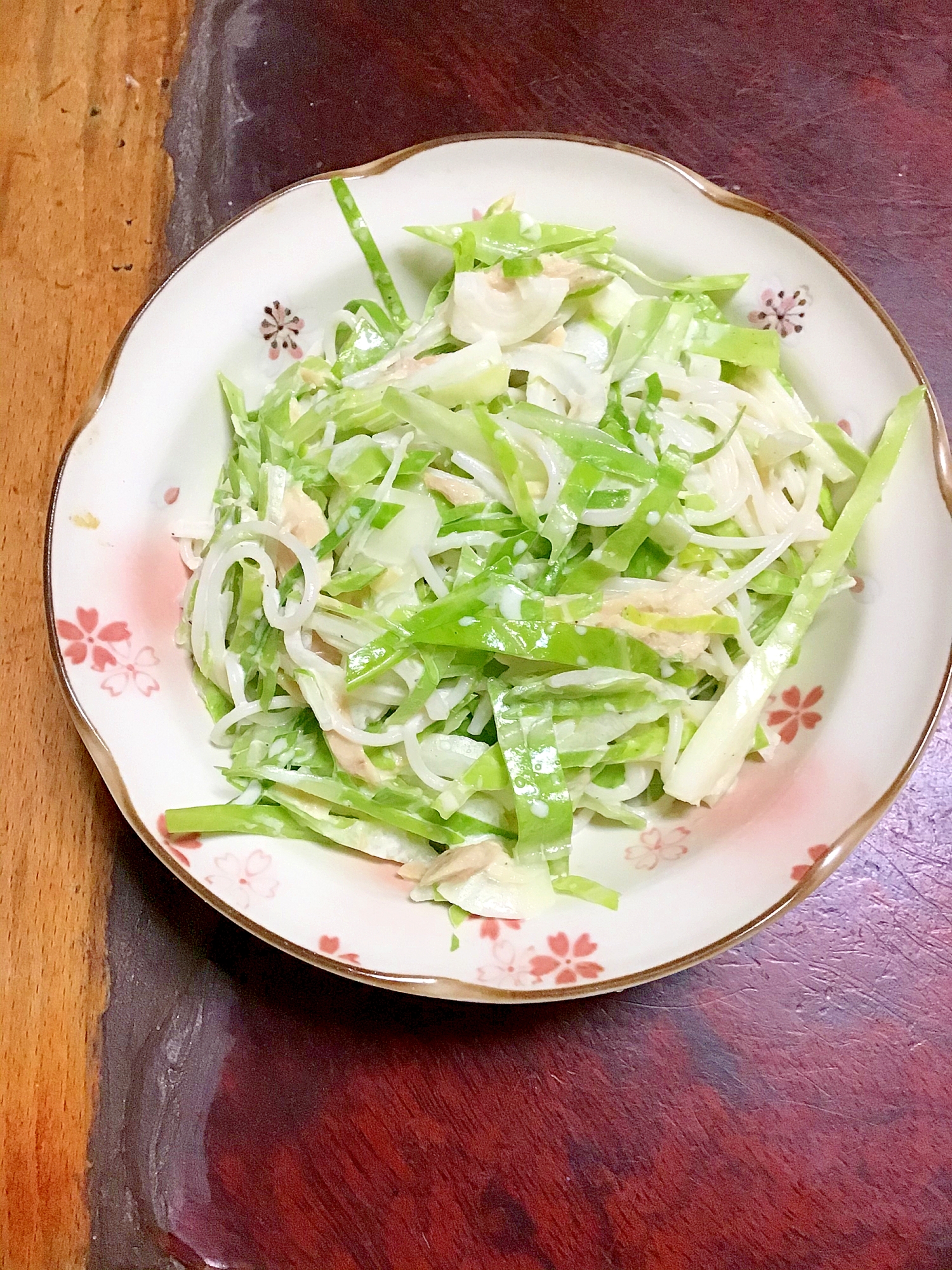 キャベツと素麺とシーチキンと玉ねぎのマヨサラダ。