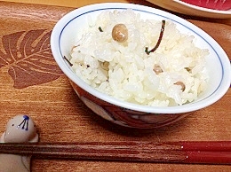 シリコンスチーマーで節分の残ったお豆で、豆ごはん