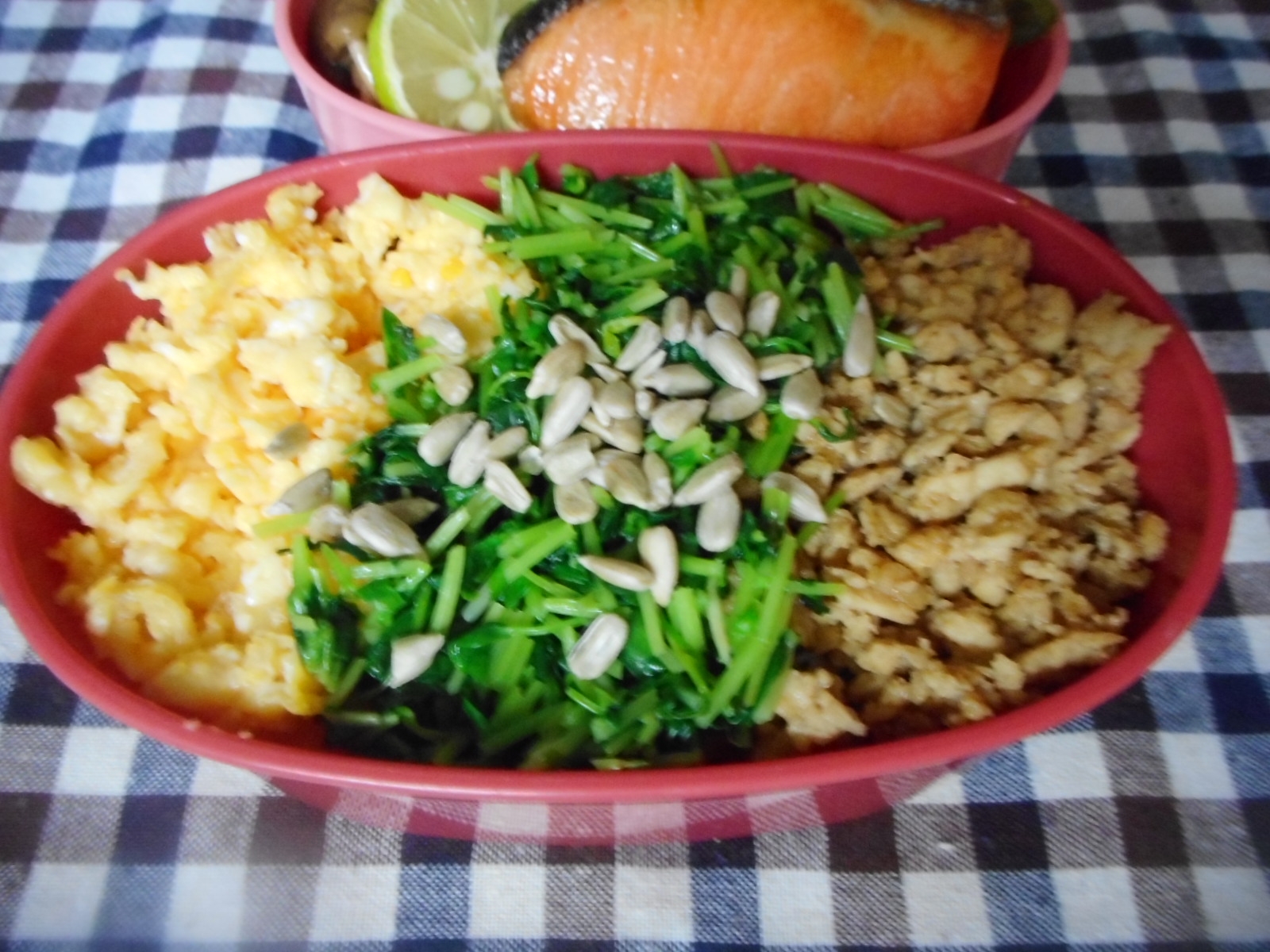 豆苗と中華そぼろの３色丼