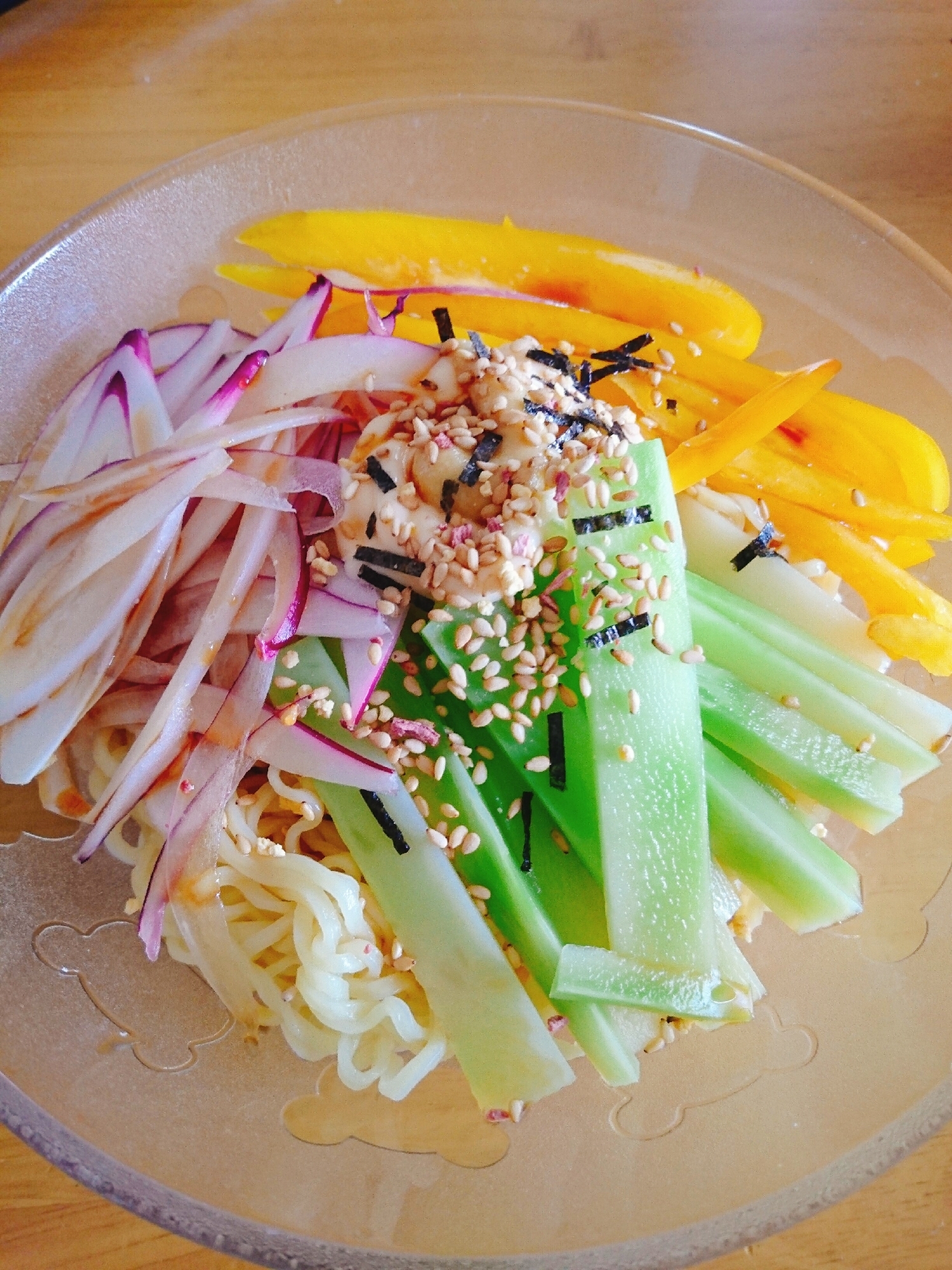 ブロッコリーの芯 パプリカ 紫玉葱の冷やしラーメン