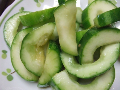 （〃＾∇＾）o_農協直売所で2本170円で買った瓜です。昨日1本今日1本。1日1本飽きないポリポリ♪ごちそう様！