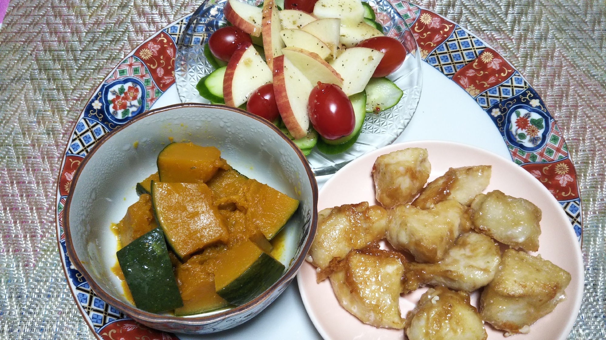 カボチャ甘辛煮と鶏の柚子胡椒揚げとリンゴ野菜サラダ
