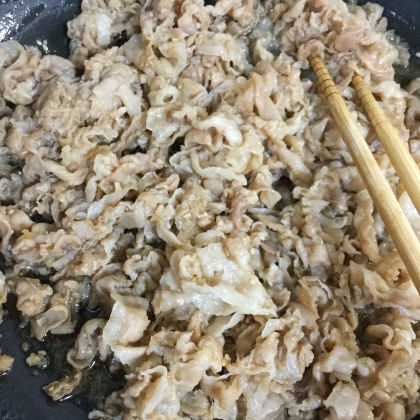 半量で作りましたが、少し味が濃かったので、長ネギのみじん切りを追加しました。簡単ですっごく美味しかったです！また作ります！