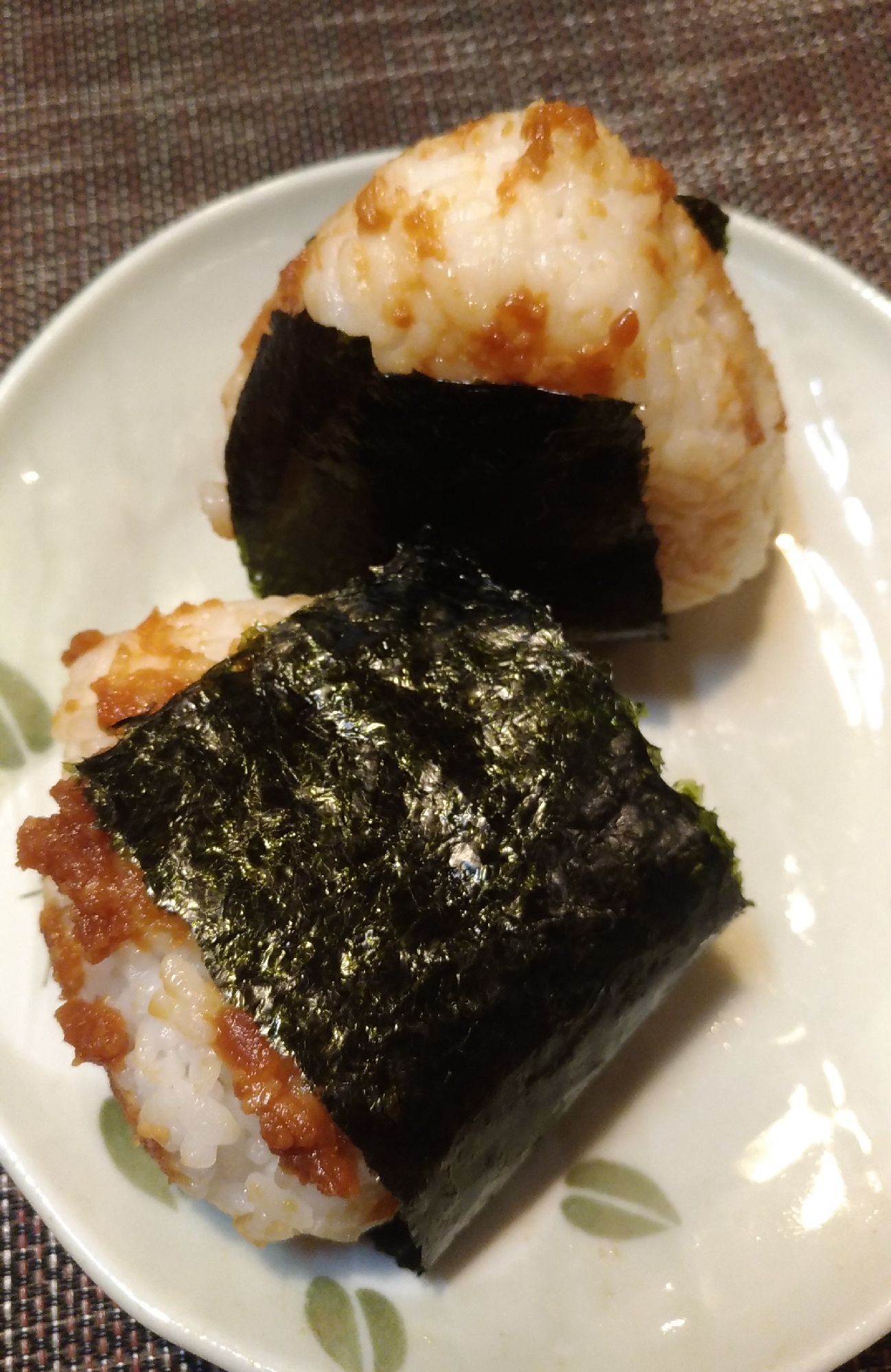 焼き海苔と味噌の風味が美味しい炙りおにぎり