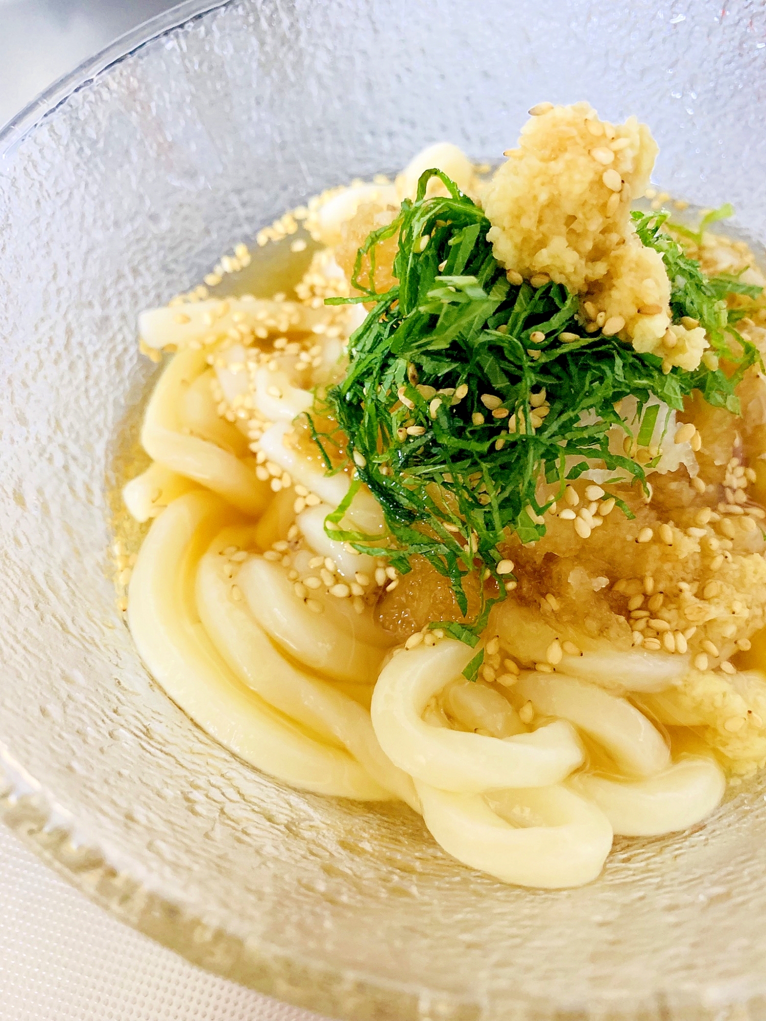 透明の器に盛り付けた大根おろしとかぼすの冷やしうどん
