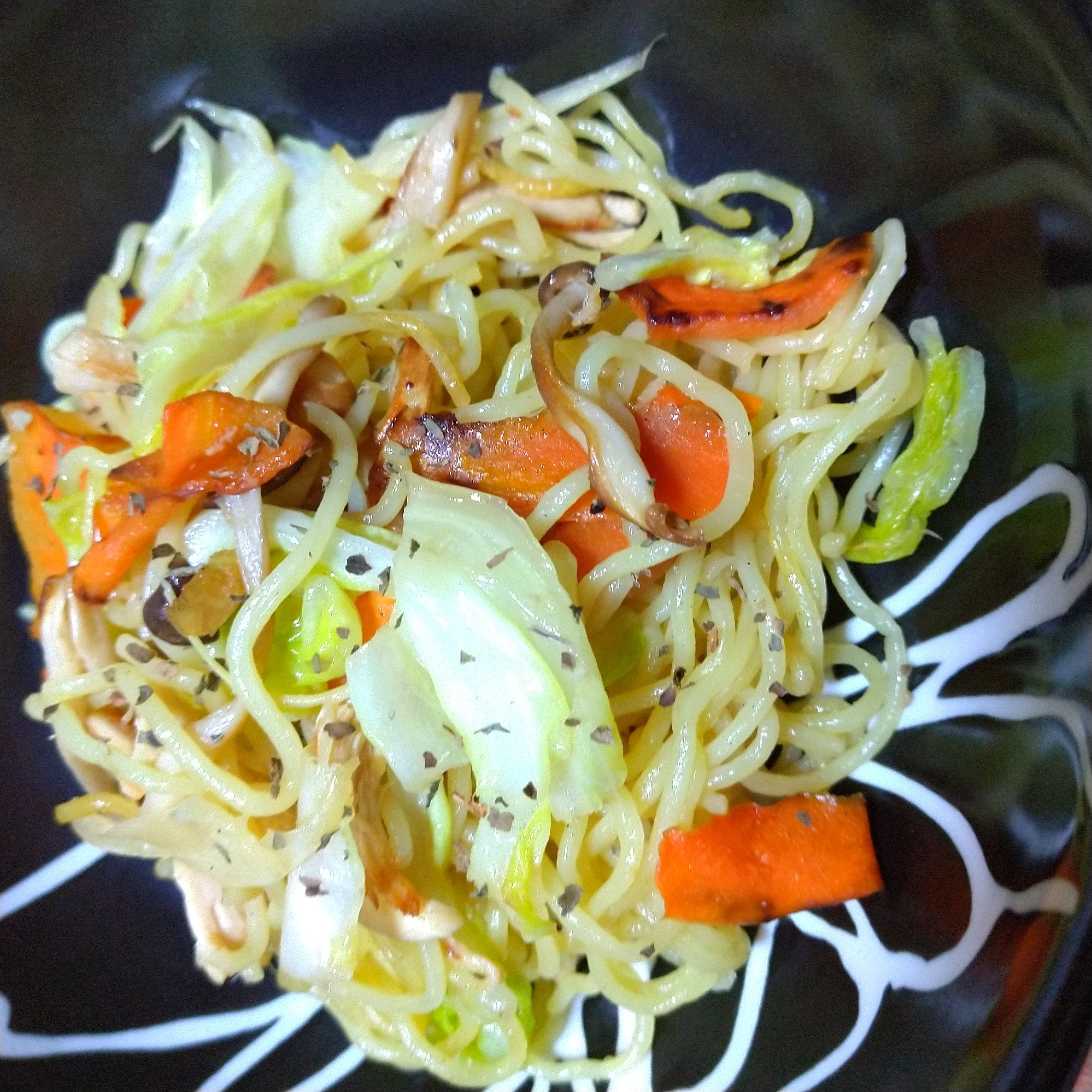 しめじとキャベツの塩やきそば〜市販の3食焼きそばで