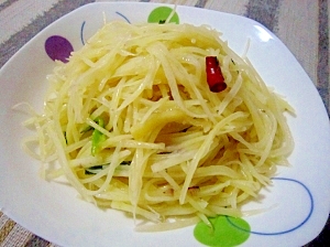 お酢が決め手!じゃがいも細切り炒め(酸辣土豆絲)