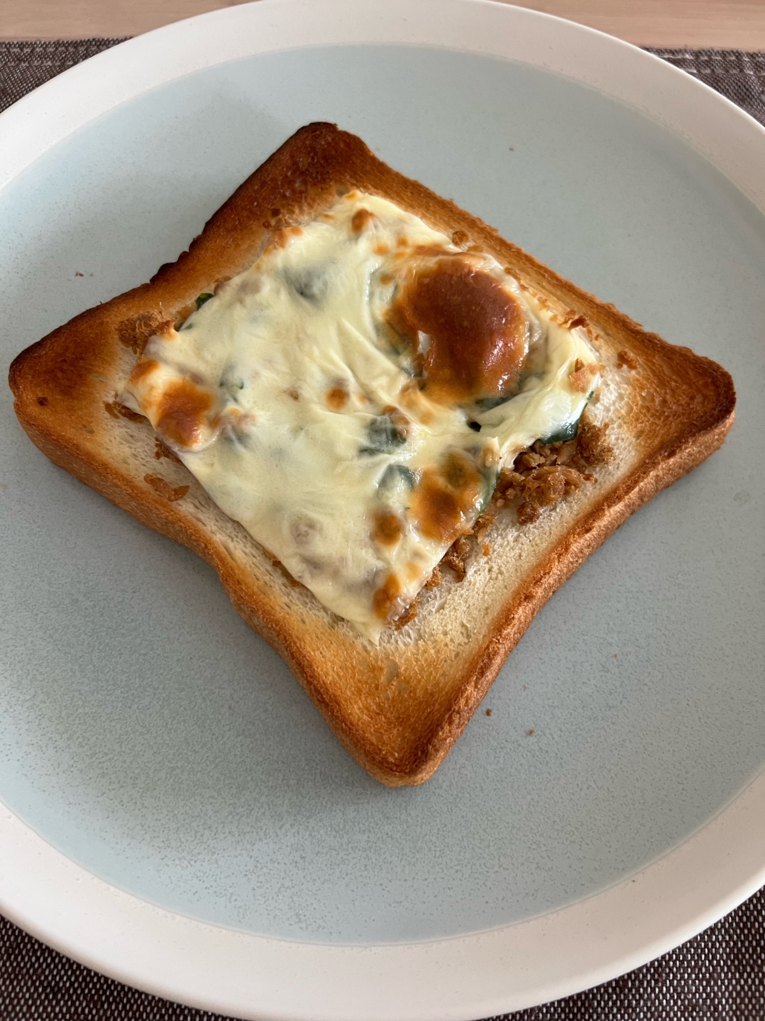 セロリ風味♪サバフレークのチーズトースト