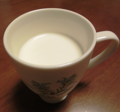 クリスタル岩塩を入れました♪
今までホットミルクはひたすら甘くして飲んでいましたが、塩を入れると牛乳の甘味が分かりますね☆
美味しかったです。
ご馳走様でした。